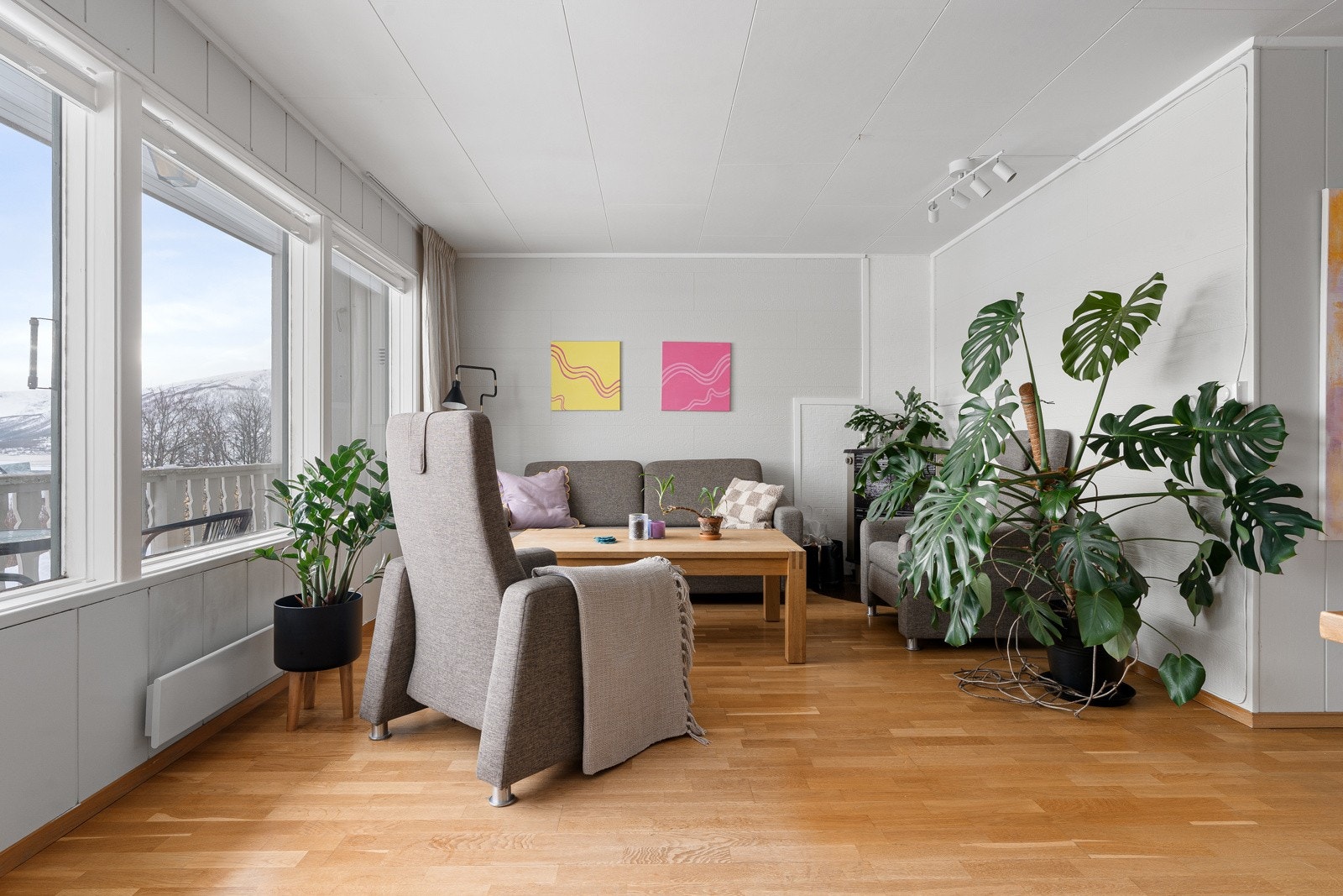 Utgang til balkong fra stuen. Galleribilde