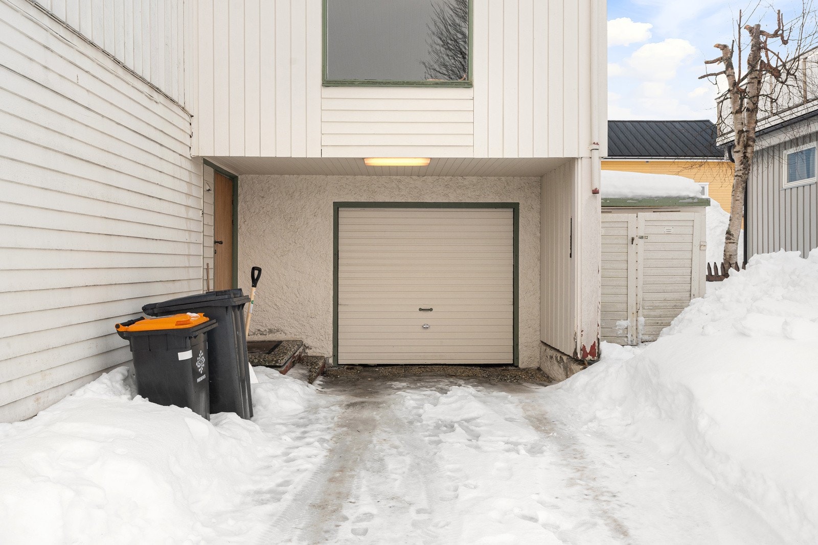 Parkering i garsje og lagringsplass i utebod. Galleribilde