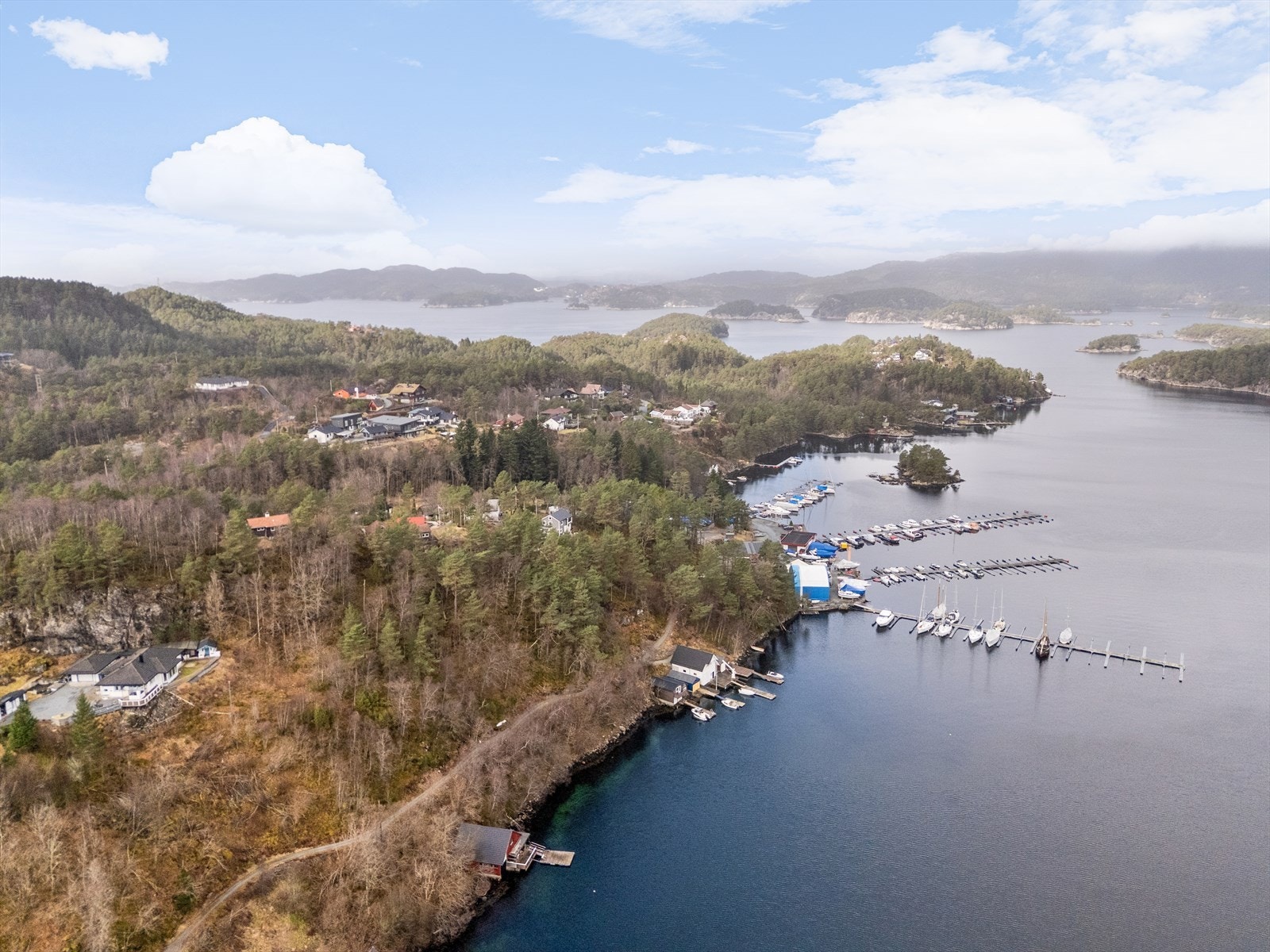 Fra eiendommen er det kort kjøreavstand til Osøyro sentrum (ca. 10-12 minutter), hvor du finner dagligvarebutikker, servicetilbud, caféer og restauranter. Galleribilde