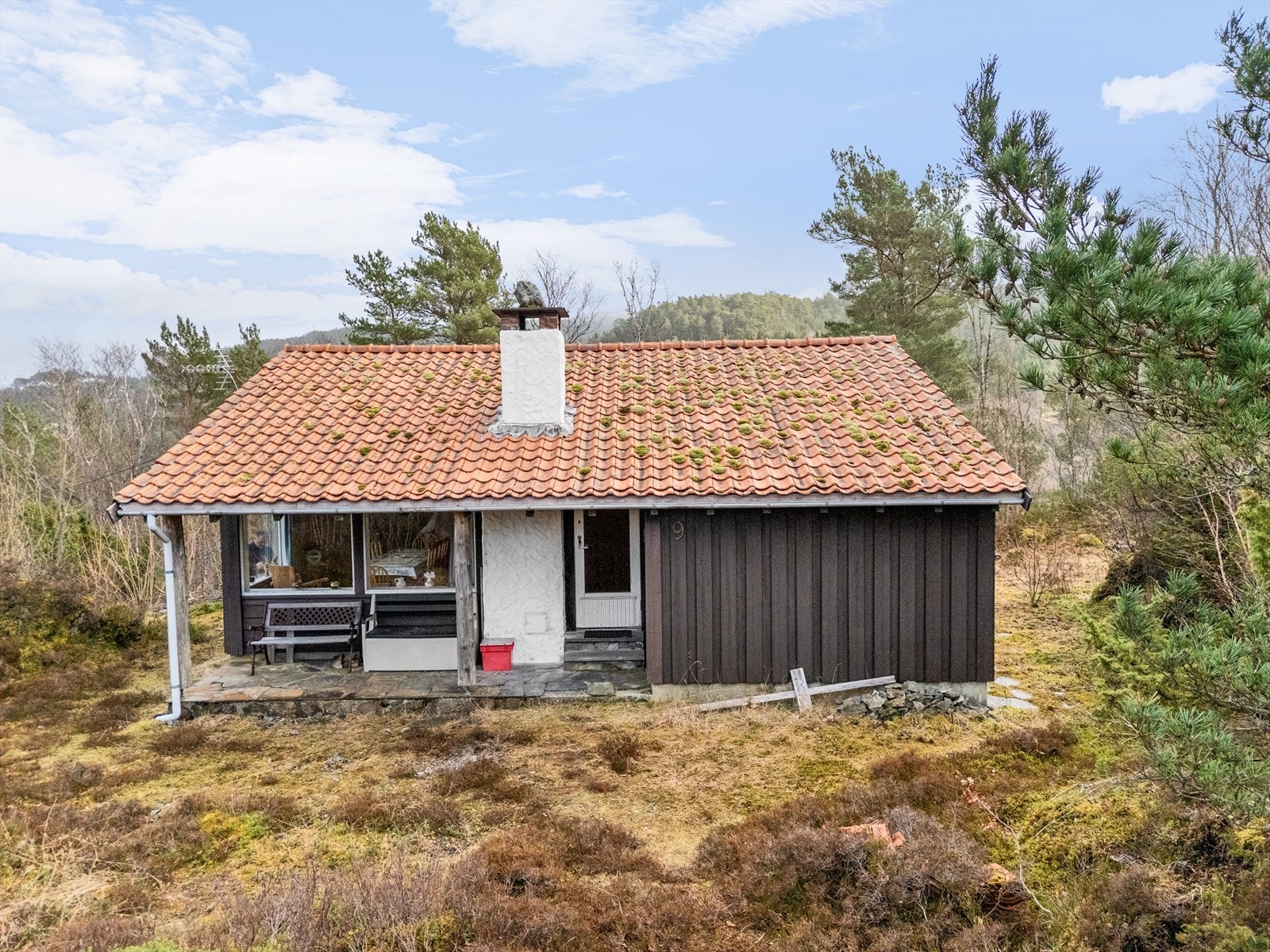 Tomten er av god størrelse og består for det meste av naturtomt. Galleribilde