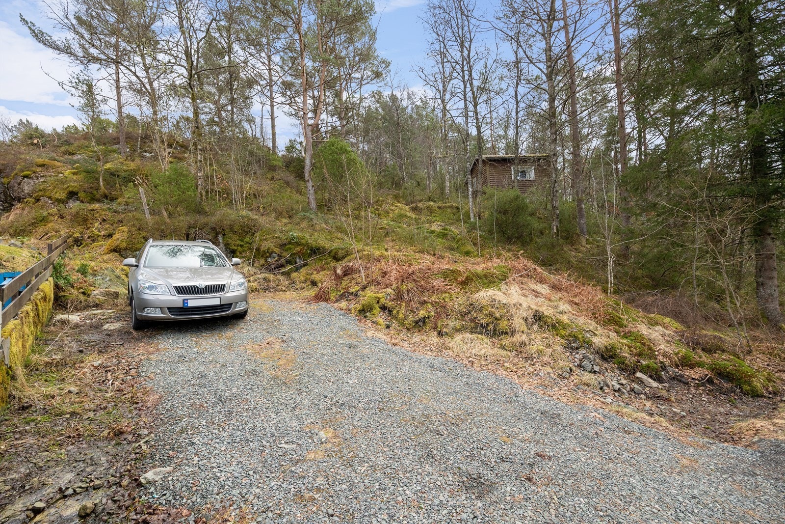Det er parkering på tomten. Galleribilde