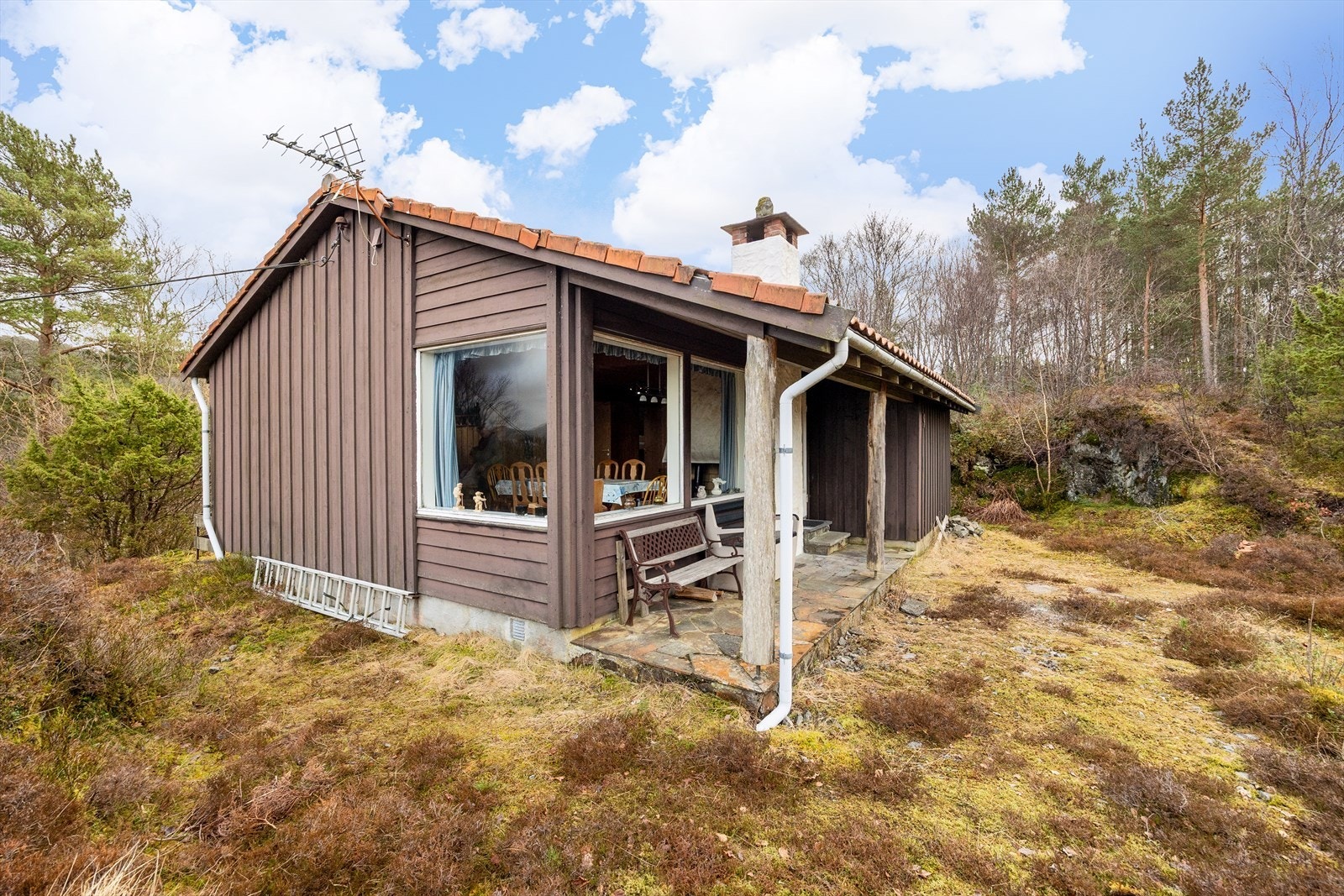 Hytten ligger idyllisk til i landlige og rolige omgivelser på Drange. Galleribilde
