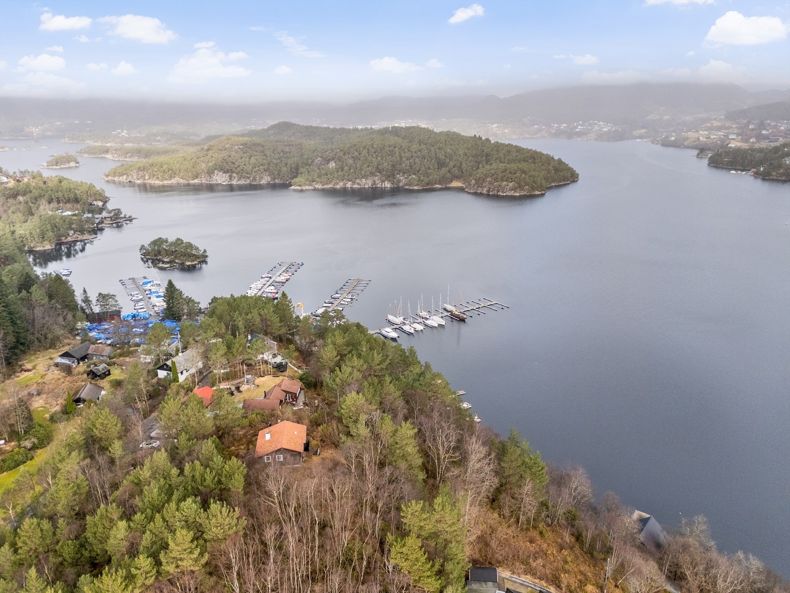 Området rundt eiendommen byr på flotte naturopplevelser året rundt. Det er umiddelbar nærhet til sjøen med gode bade- og fiskemuligheter, perfekt for late sommerdager. Galleribilde
