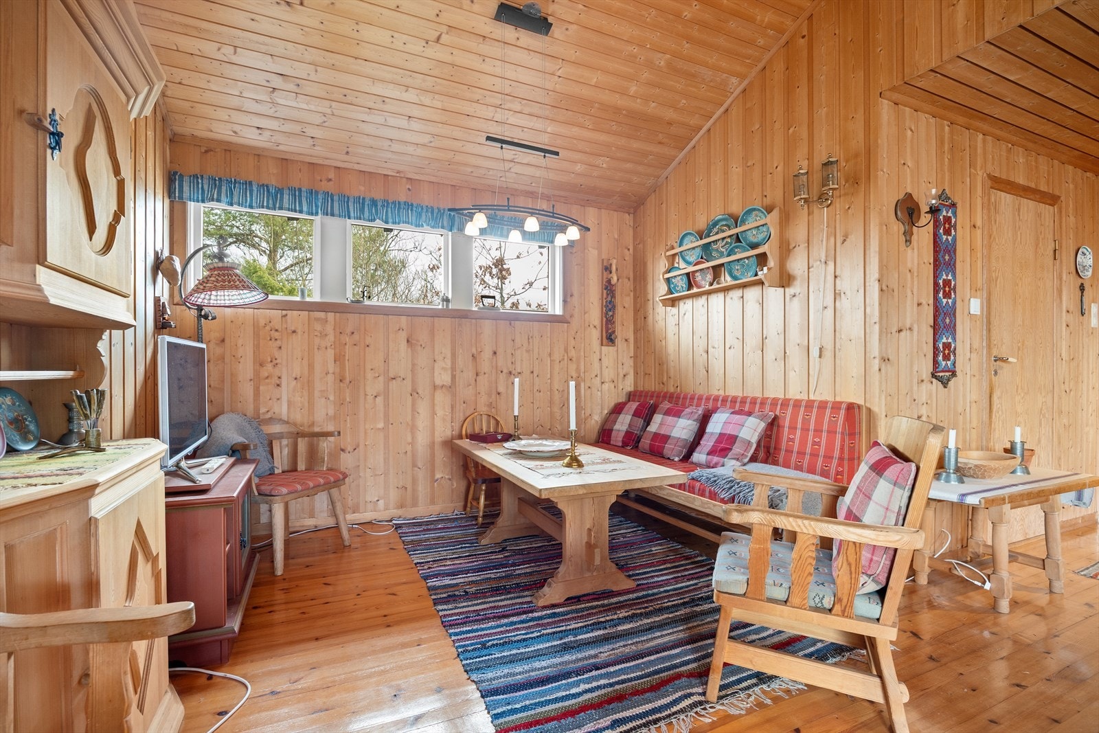 Hytten er opprinnelig fra 1963 og har fremdeles en enkel hyttesjarm. Galleribilde