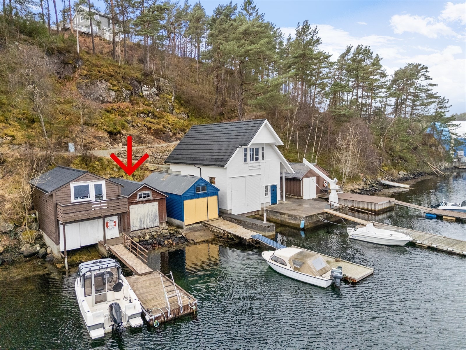 Medfølgende hytten er det også et naust som ligger like nedenfor eiendommen. Galleribilde