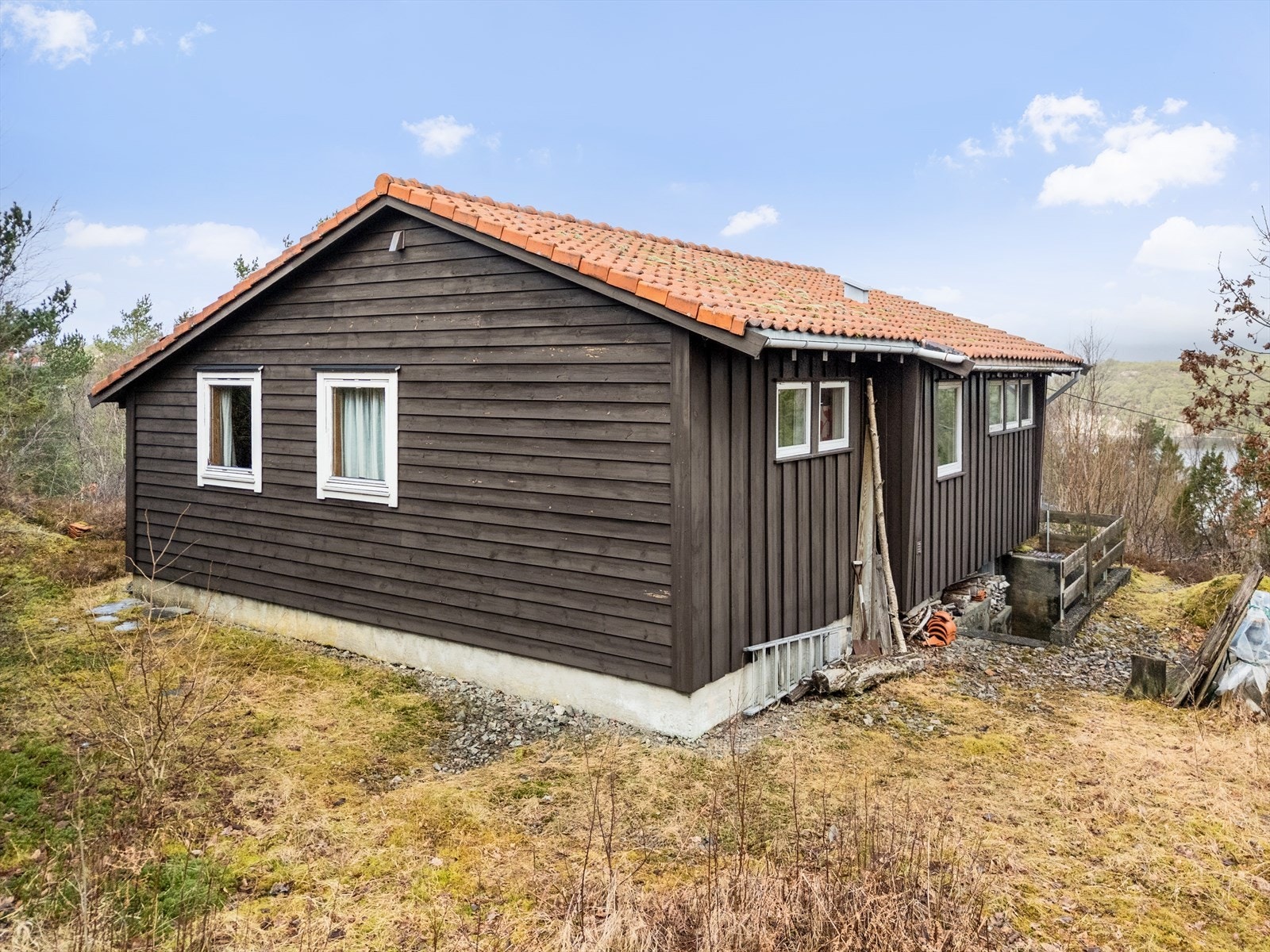 I underetasjen finner man en kjeller som er målt til ca. 13 m². Det er også et uthus på eiendommen som er målt til ca. 17 m². Galleribilde
