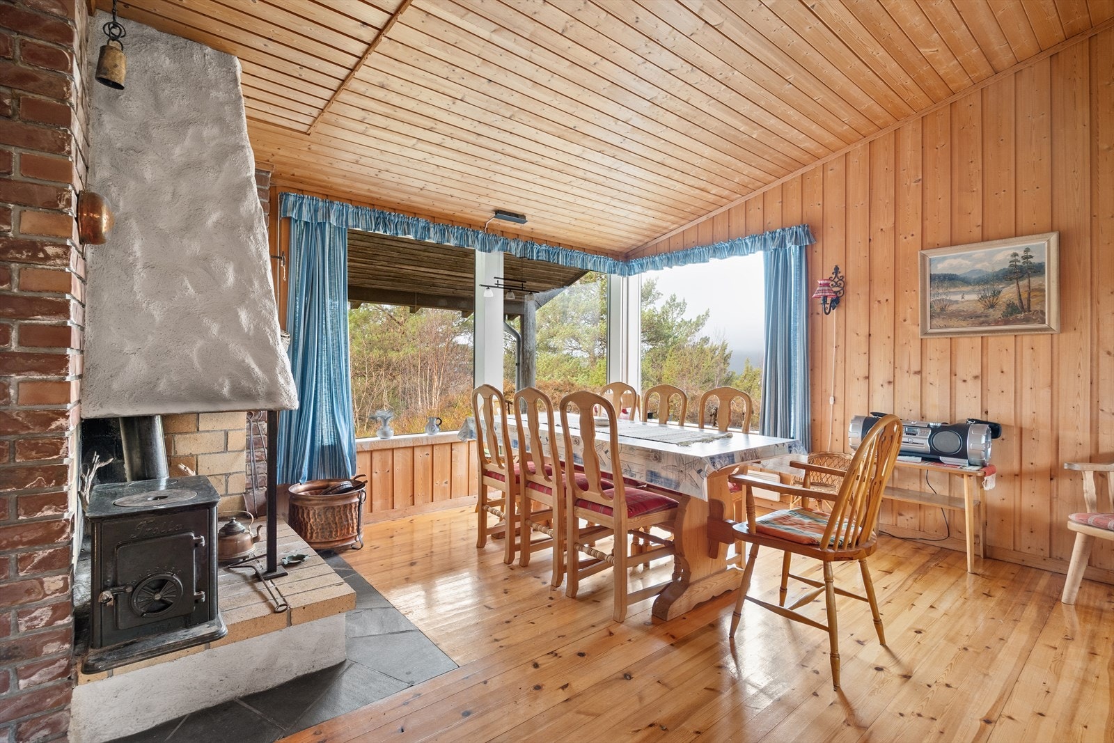 I stuen er det god plass til både sofakrok og spisegruppe for hele familien. Galleribilde