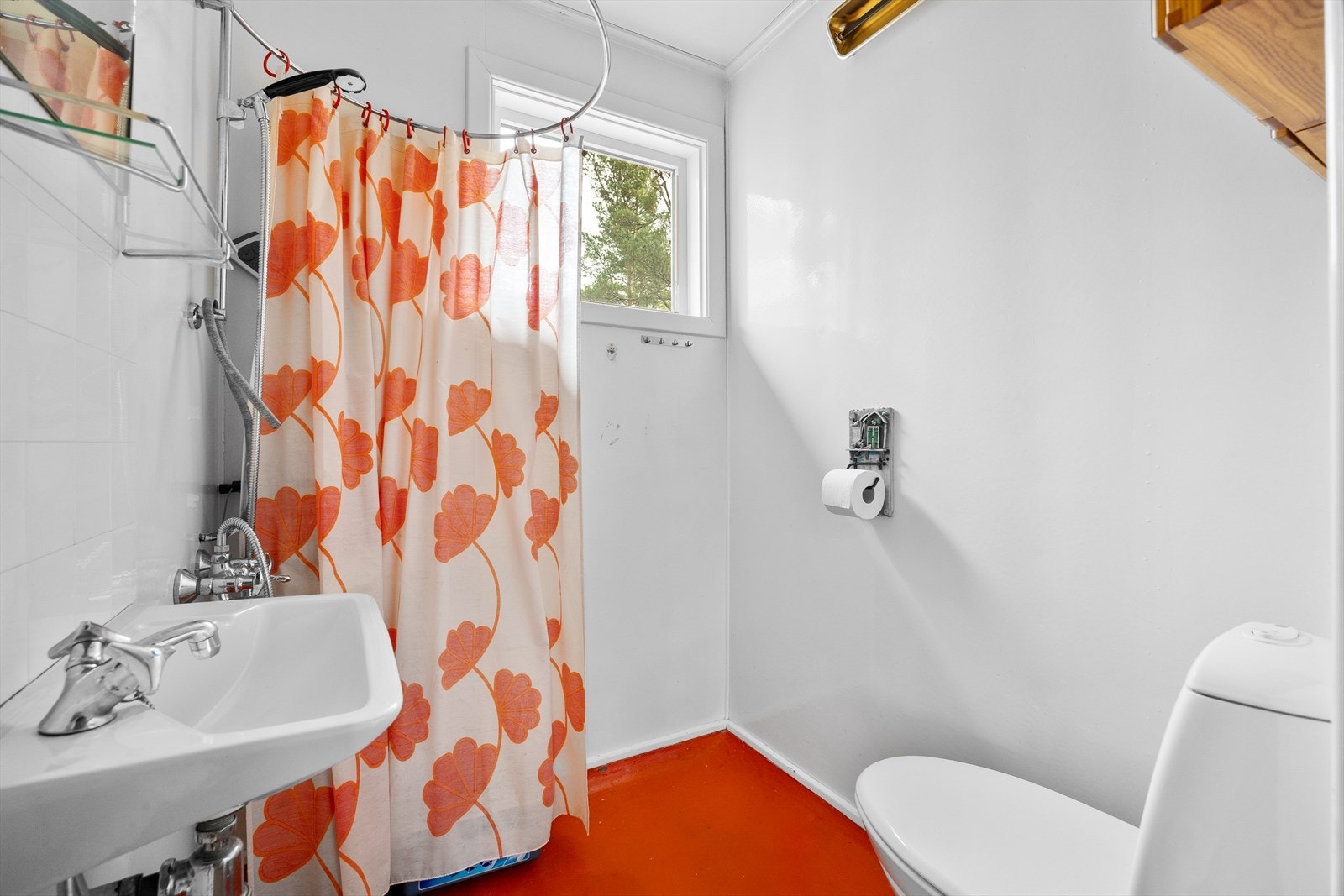Badet er av eldre dato og har behov for oppgradering for å oppnå dagens krav til standard. Galleribilde