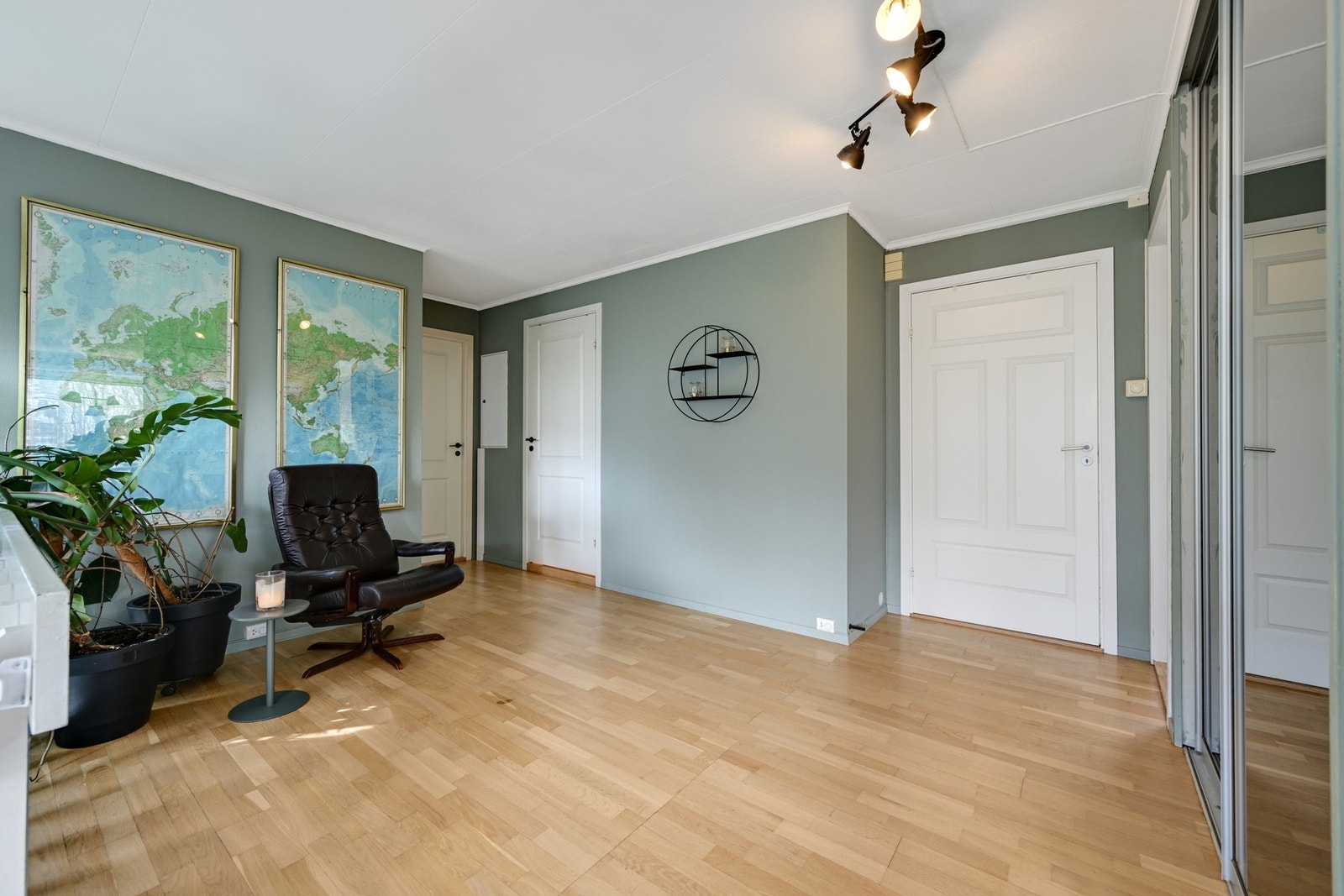Meget romslig hall/starten av stuen Galleribilde