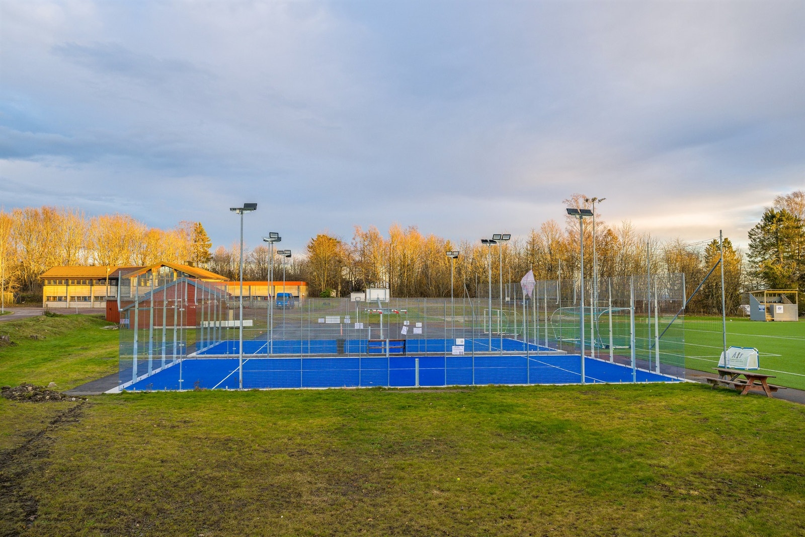 Kort vei ned til idrettsanlegget med paddelbaner, fotballbaner og fine turområder Galleribilde