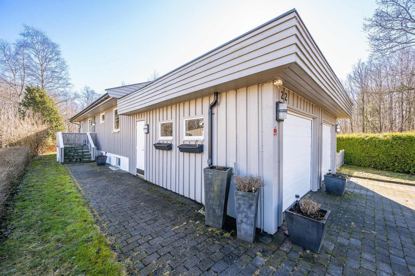 Steinlagt gårdsplass med dobbelgarasje Galleribilde