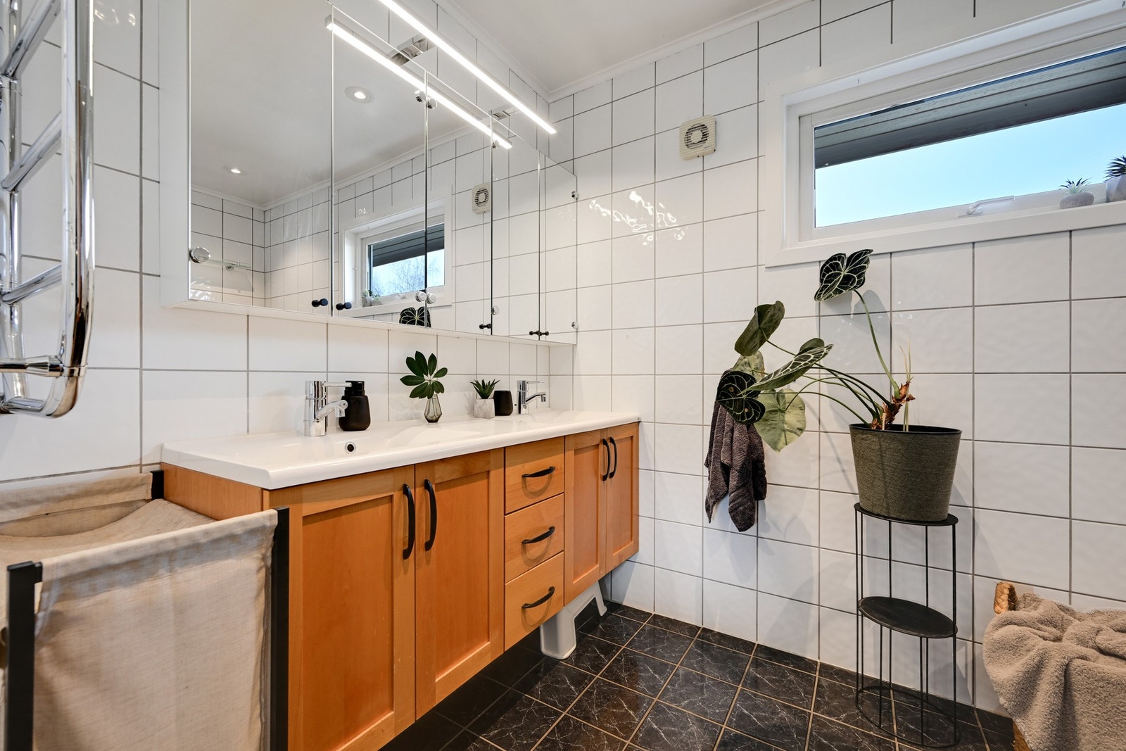 Romslig med dobbelservant Galleribilde