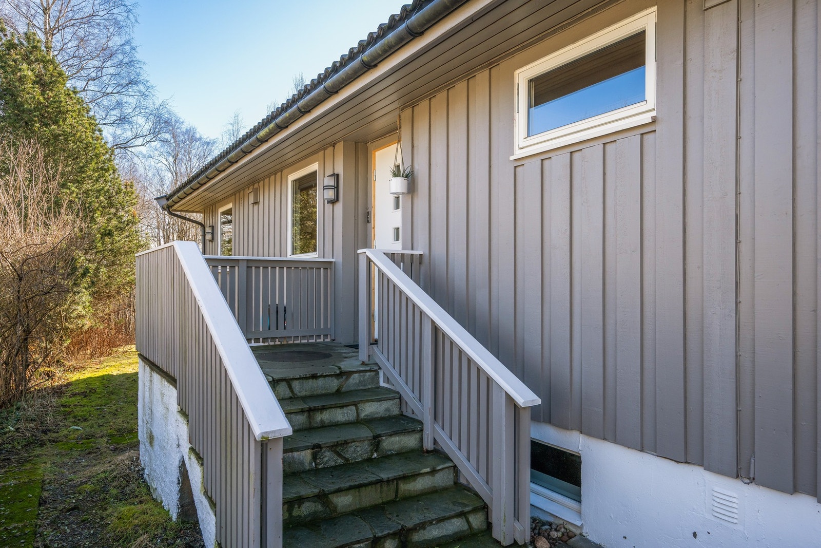 Delvis overbygd inngangsparti Galleribilde