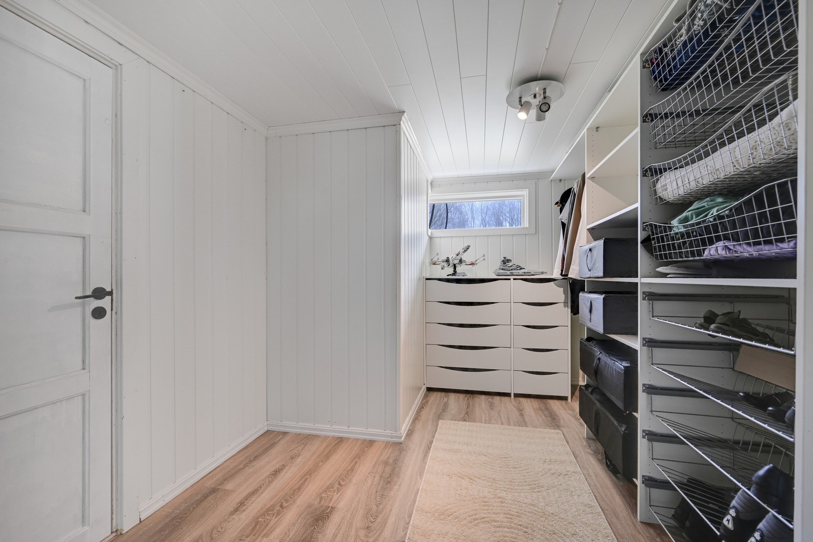 En flott garderobe som ligger praktisk til ved siden av vaskerommet Galleribilde