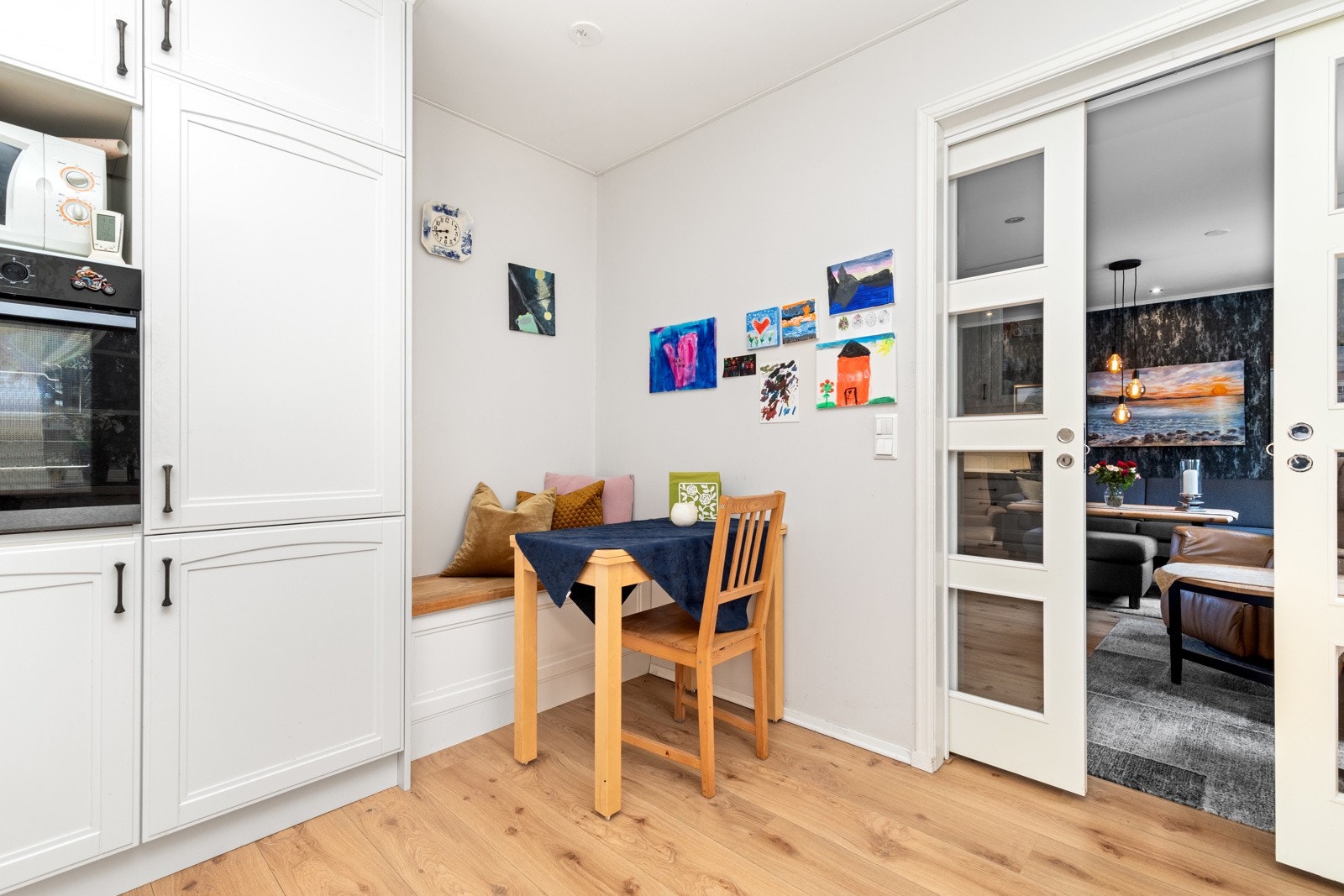 Koselig sittekrok og skyvedører med glassfelt inn mot stuen Galleribilde