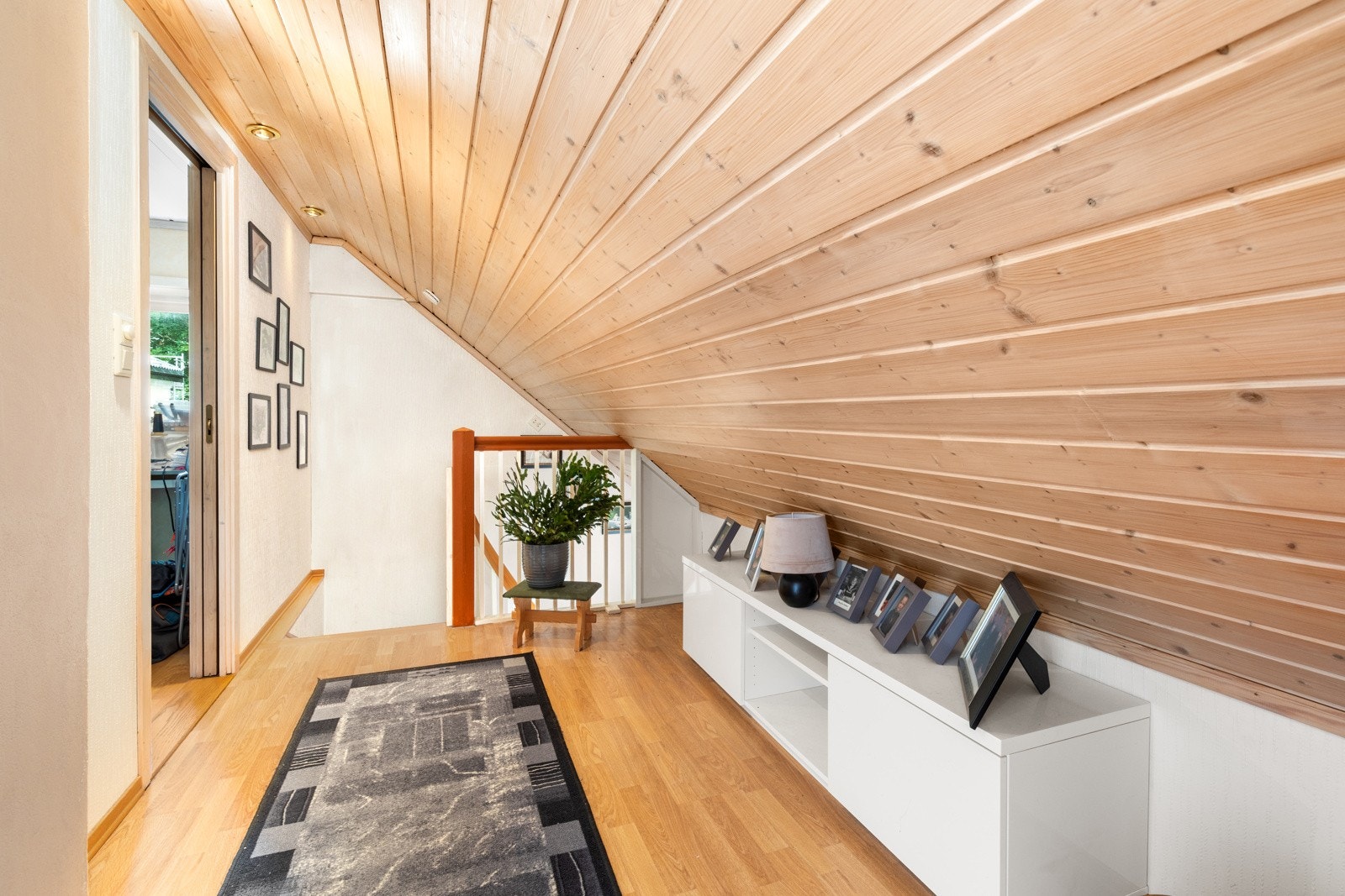 Gang med oppbevaringsplass under skråtaket Galleribilde