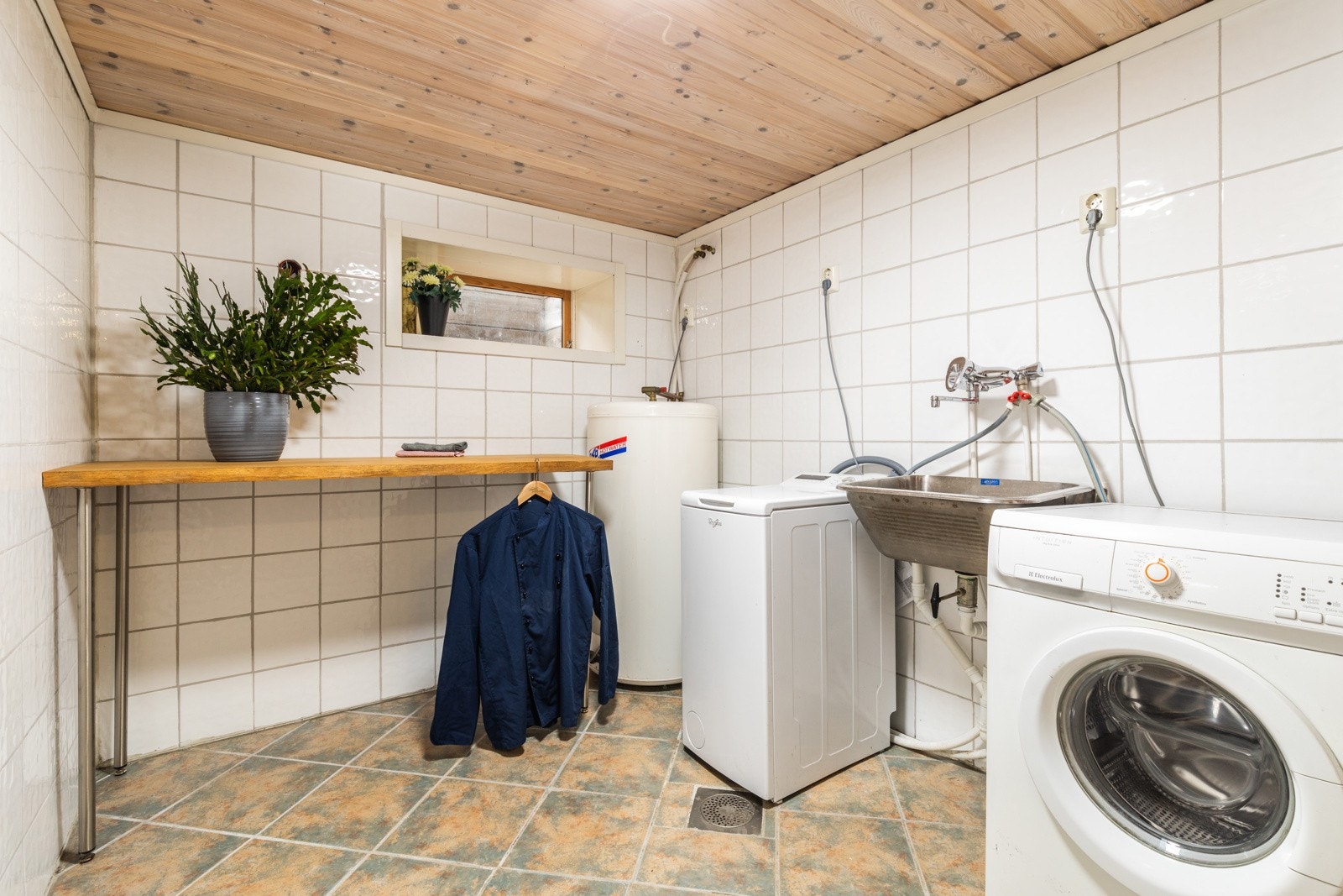 Flislagt vaskerom med god arbeidsplass Galleribilde