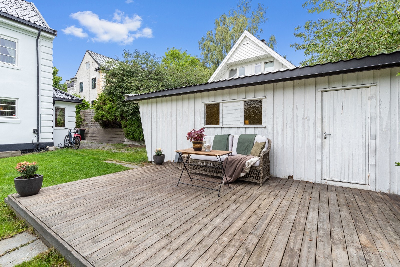 Langs veggen til garasjen er det bygget en platting som har gode solforohold. Galleribilde