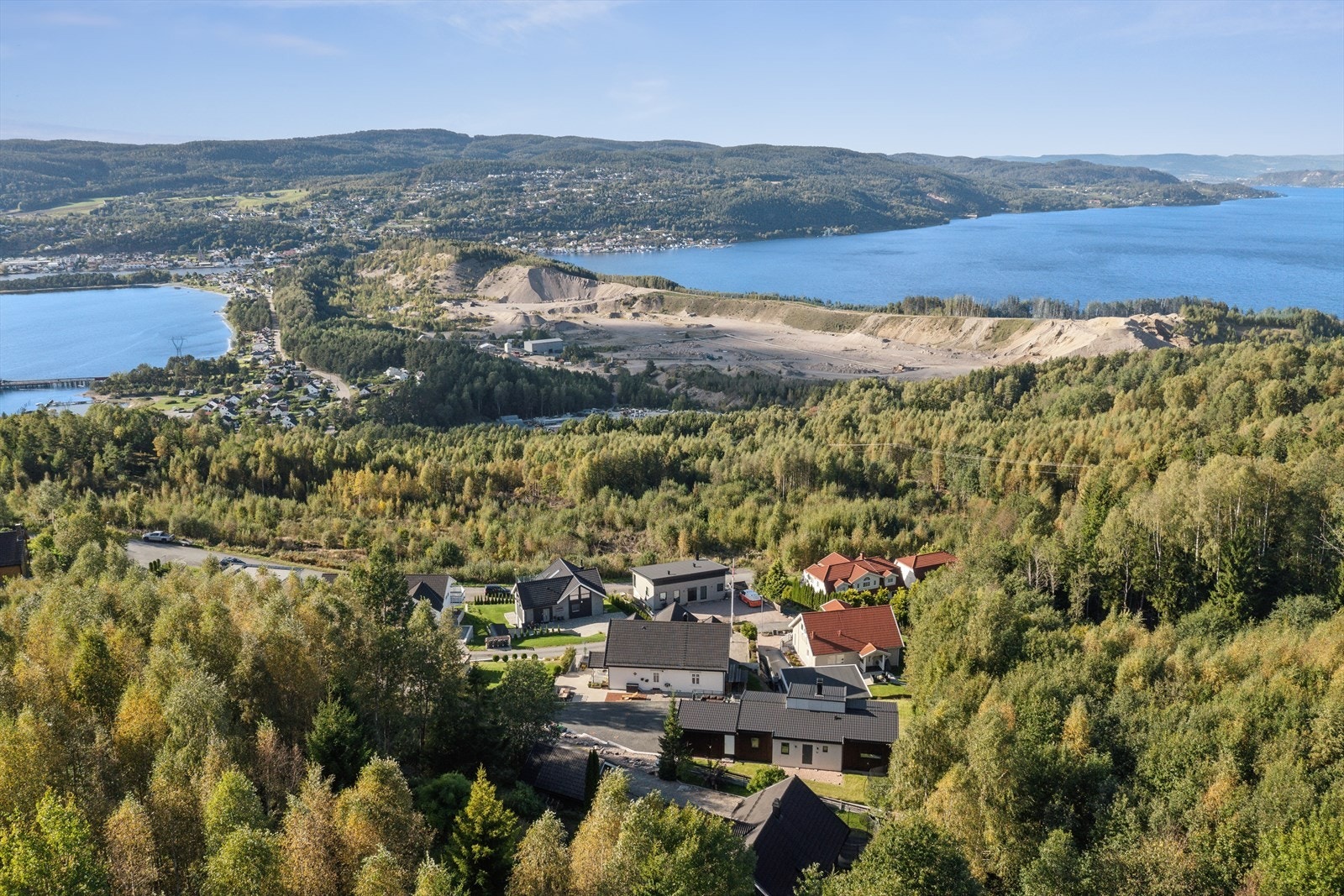 Konvallstien 12 ligger fint til i et meget rolig og barnevennlig villastrøk, innerst i blindvei. Galleribilde