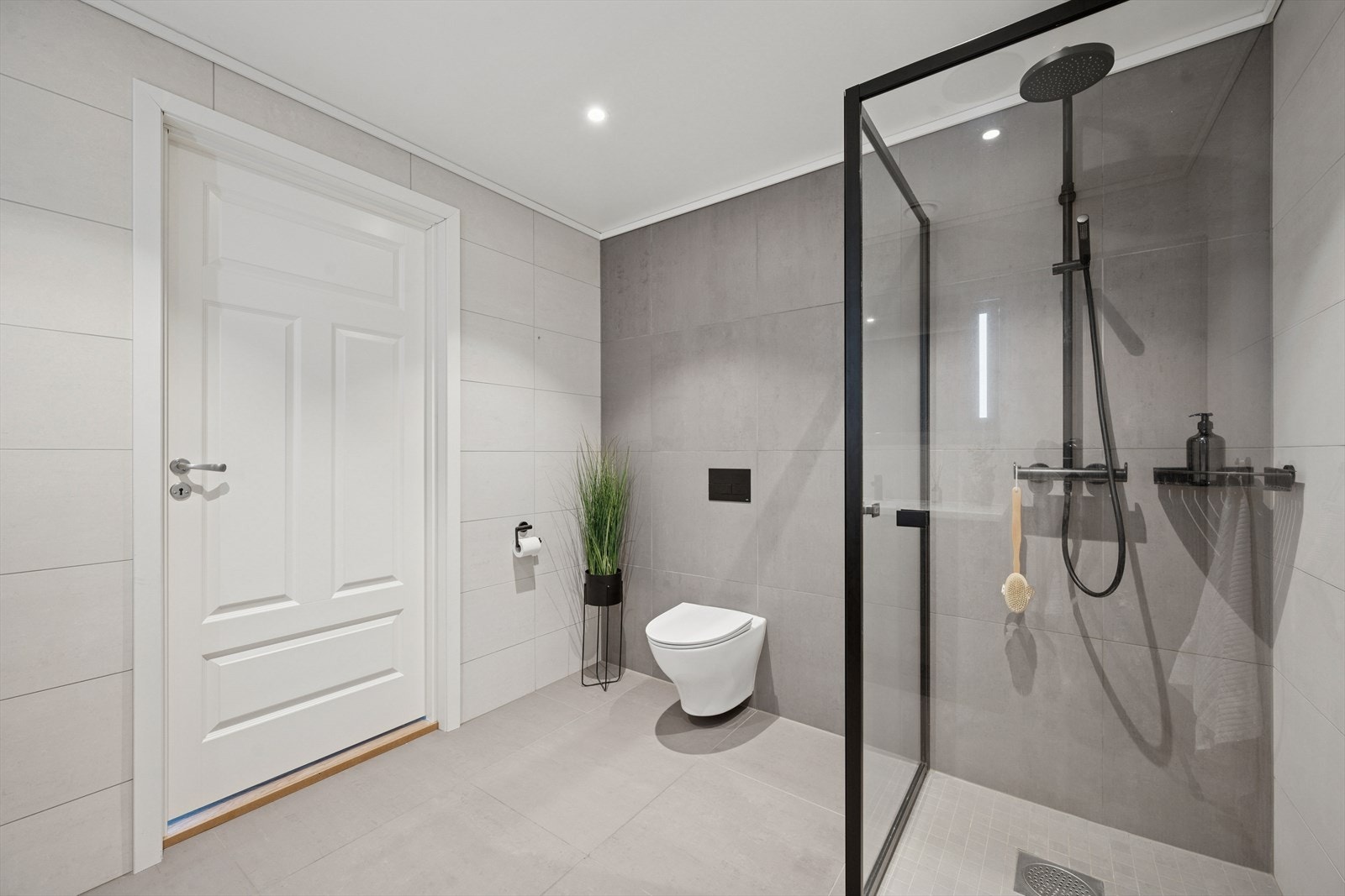 Badet har mekanisk avtrekk via balansert ventilasjon og tilluft via luftespalte. Galleribilde