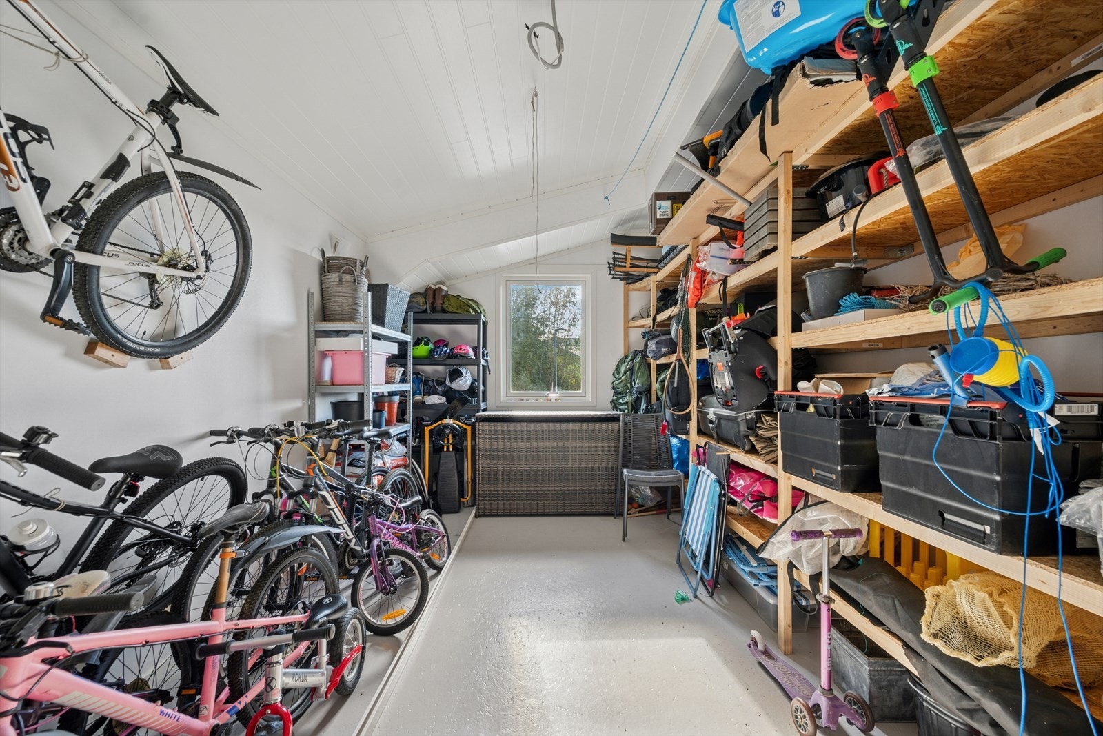 Det er godt med bodplass i boligen. Galleribilde