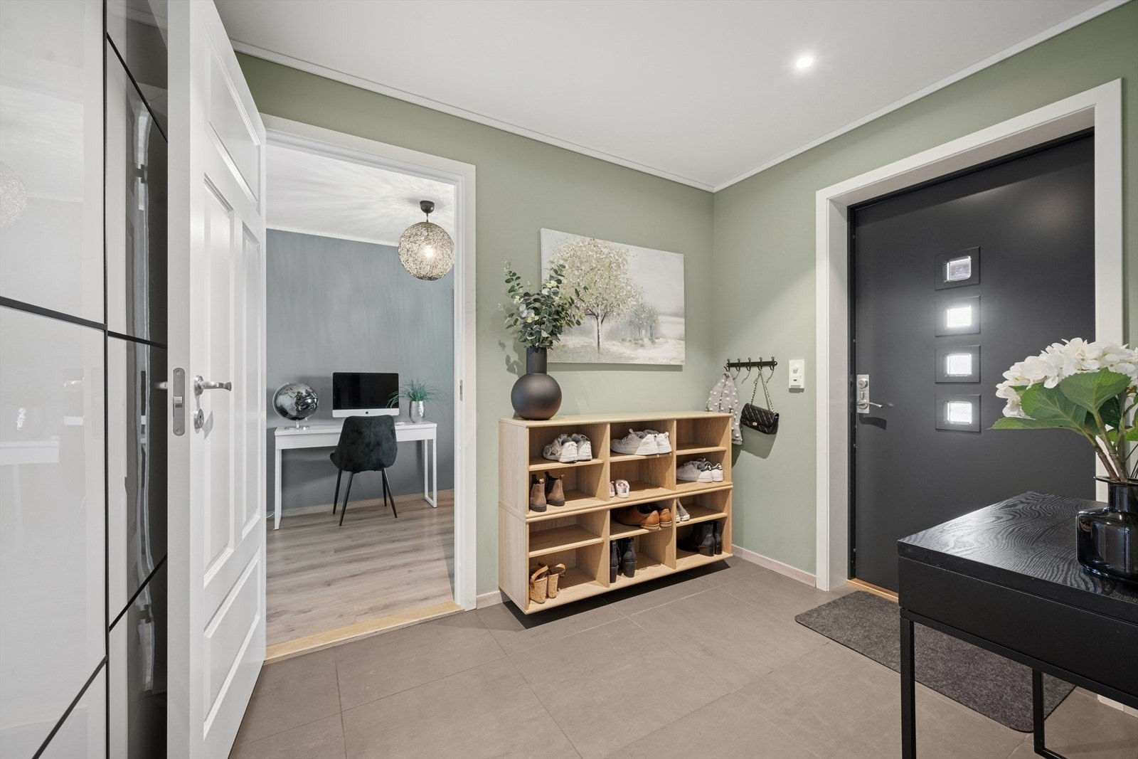 Praktisk entré med plass til å henge fra seg yttertøy, samt skyvedørsgarderobe. Galleribilde