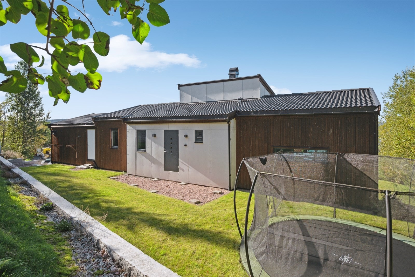 Det er gressplen både på forsiden og baksiden av huset. Galleribilde