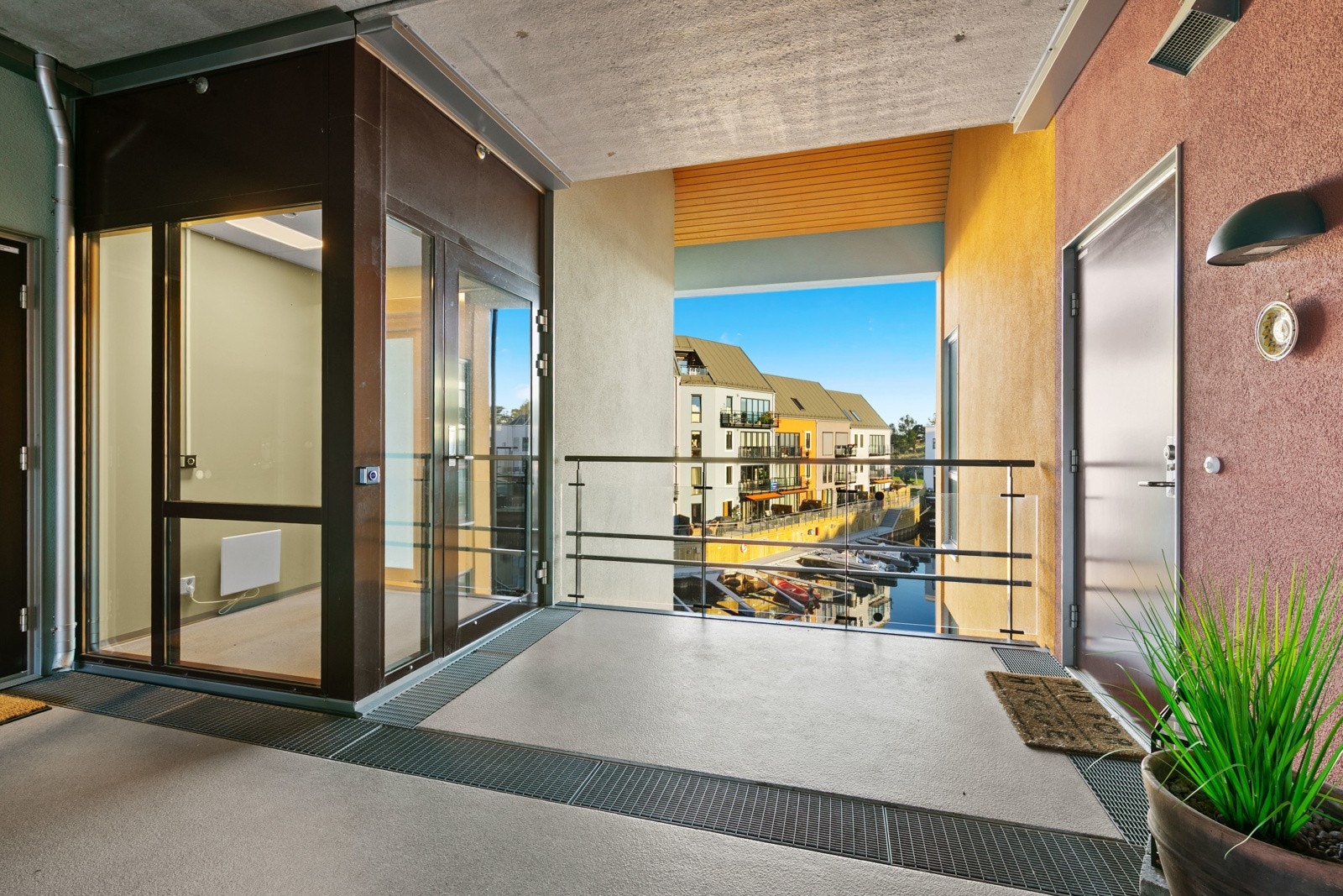 Felles gang med heis Galleribilde