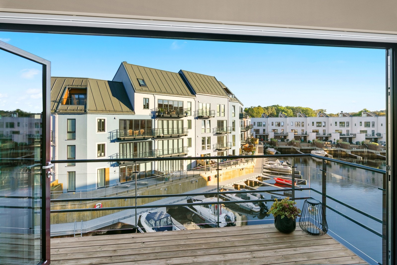 Flott utsikt fra balkongen med utgang fra stuen Galleribilde