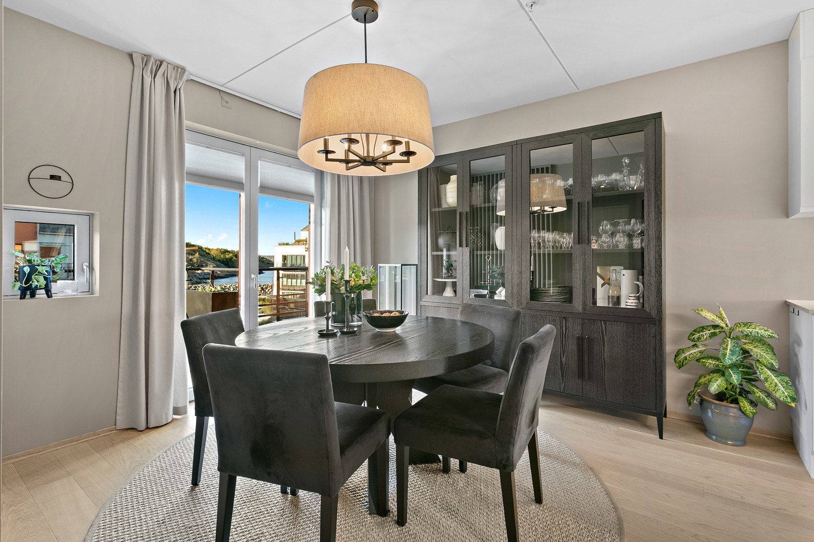 Spisestue i tilknytning til kjøkkenet Galleribilde