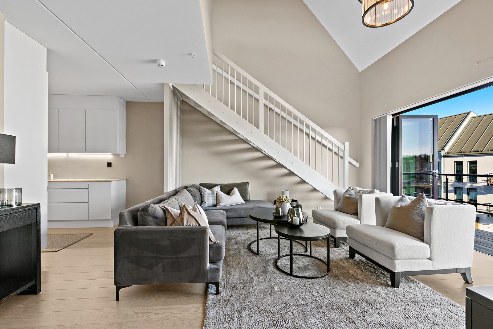 Lys og fin stue med mye lys og god romfølelse Galleribilde