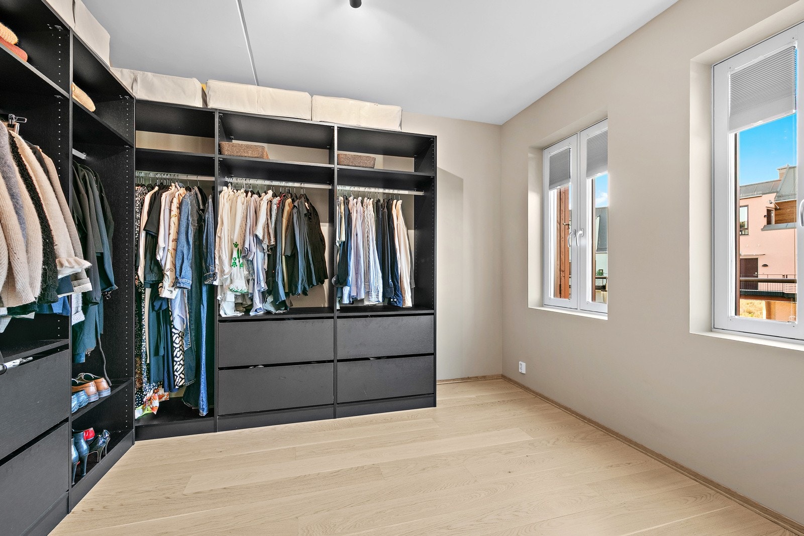 Walk-in-closet fra hovedsoverommet Galleribilde
