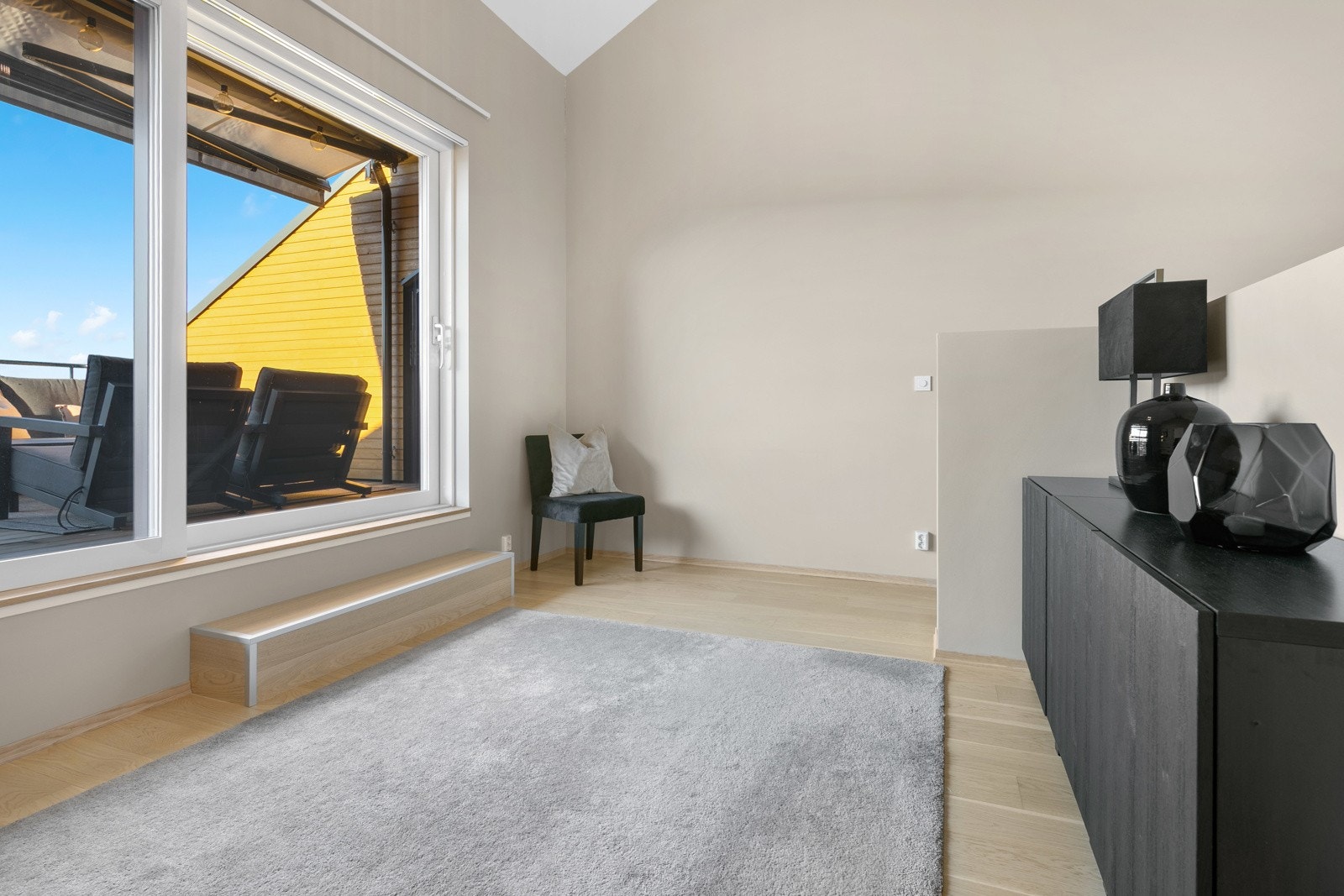 Herfra er det utgang til takterrassen, 1 soverom og bad Galleribilde