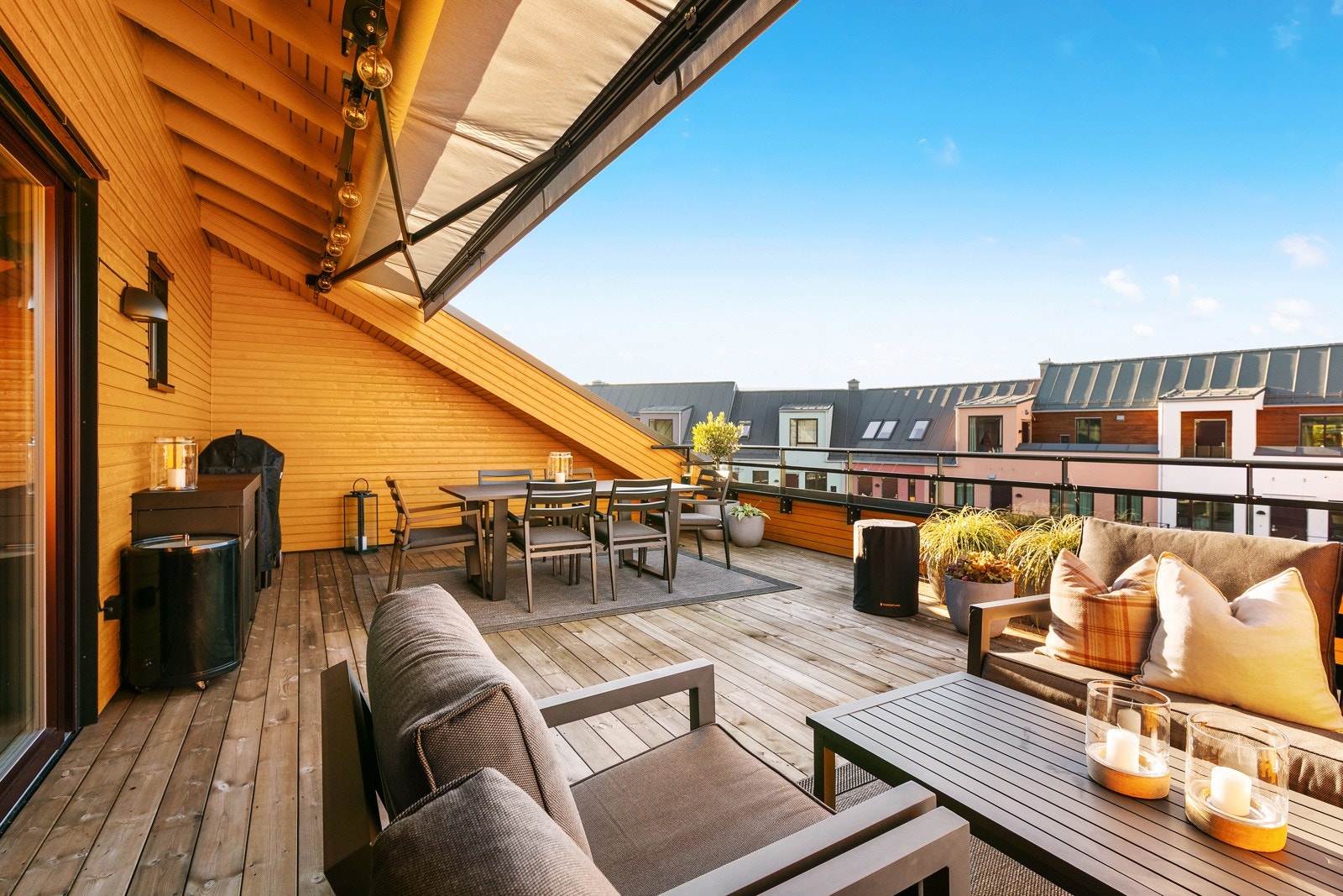 Romslig, vestvendt takhage med gode møbleringsmuligheter og fine solforhold Galleribilde