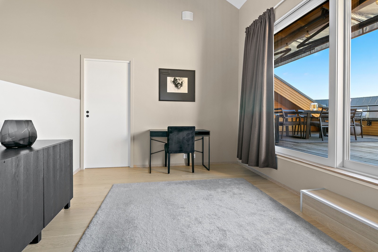 På andre plan i leiligheten har du en praktisk stue Galleribilde