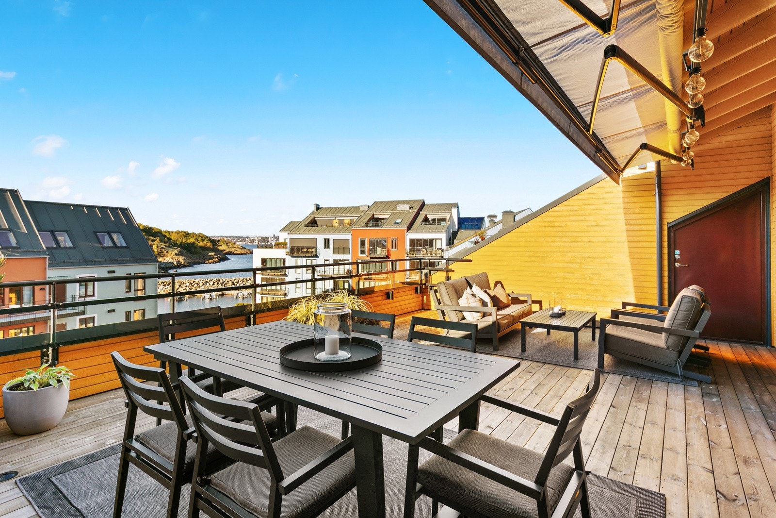 Leiligheten går over to plan og har bl.a en romslig, vestvendt takhage Galleribilde