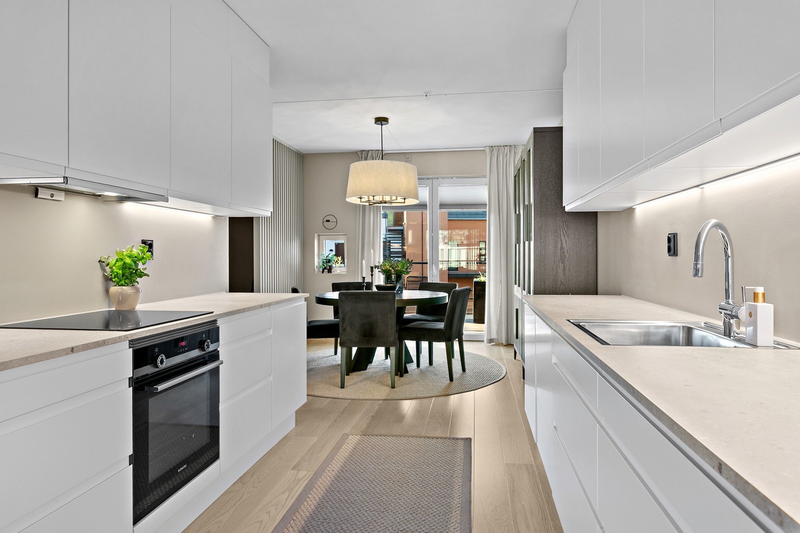 Lekkert kjøkken med egen spisestue på innsiden Galleribilde