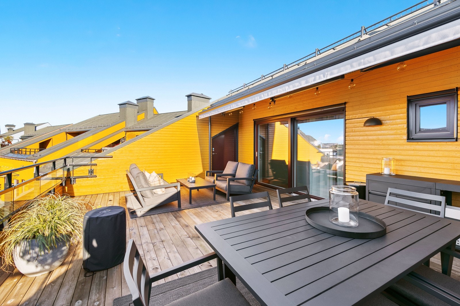 Den store elektriske markisen gir et lunt uterom som kan brukes store deler av året Galleribilde