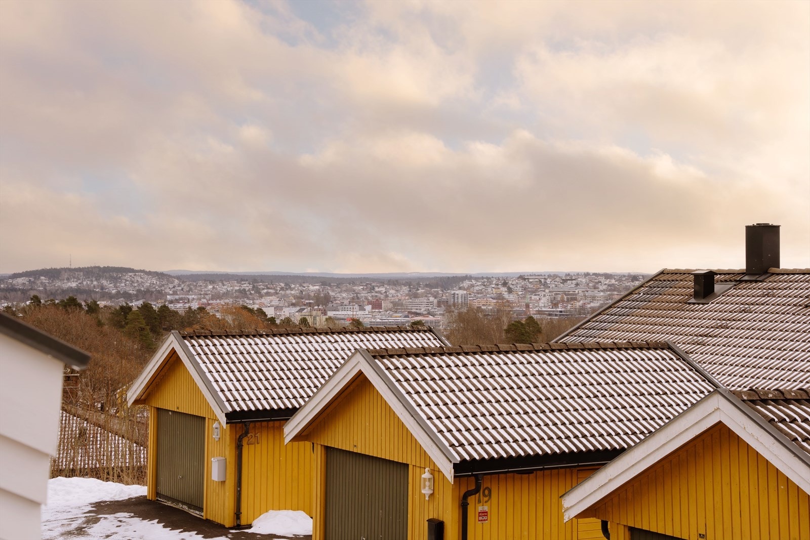 Verandaen ligger høyt i terrenget, noe som også gir noe utsikt mot øst til Moss sentrum. Galleribilde