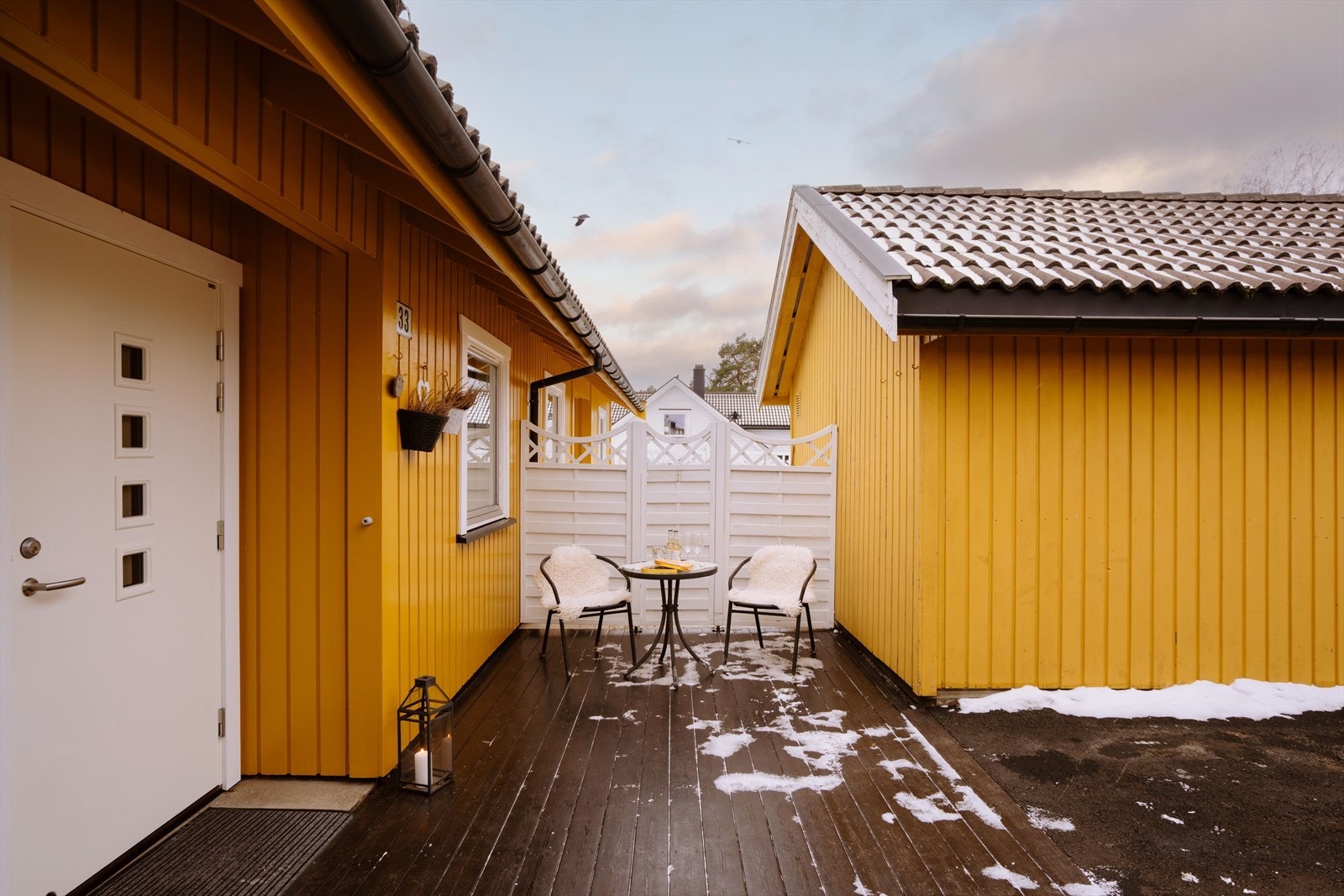 Trivelig inngangsparti med god plass til utemøbler og hyggelig dekor. Galleribilde