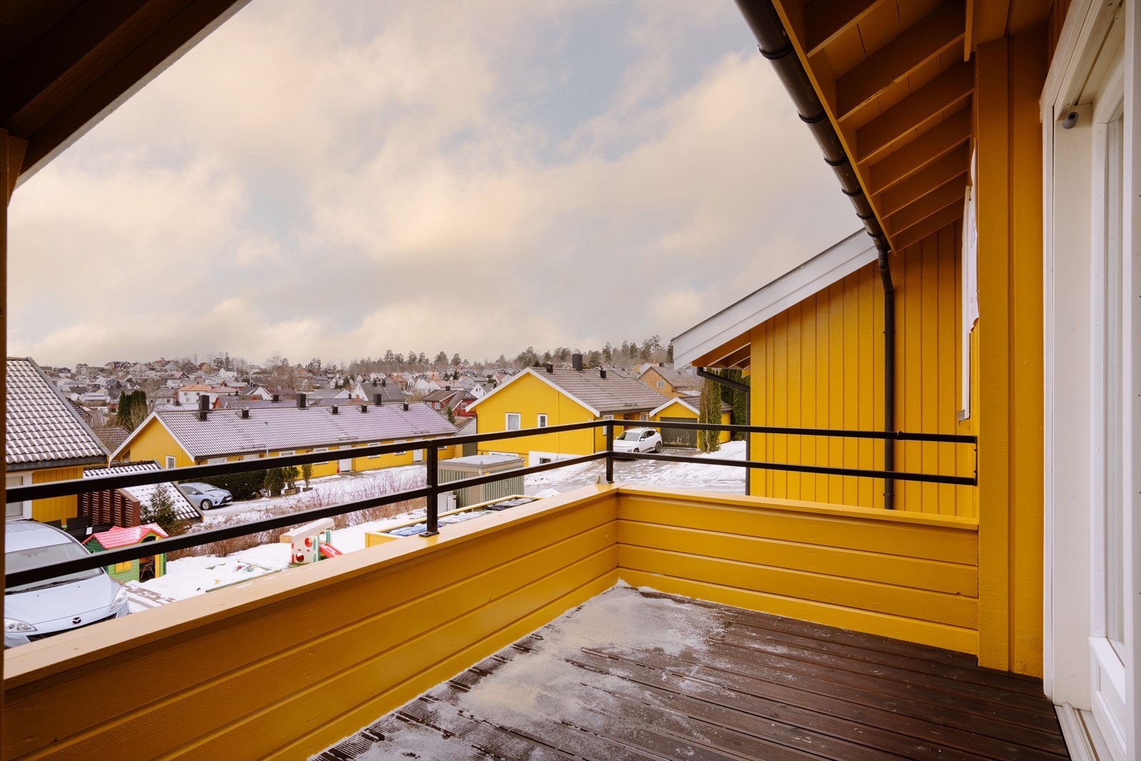 Verandaen har fint utsyn over nærområdet og gode solforhold gjennom store deler av dagen. Galleribilde