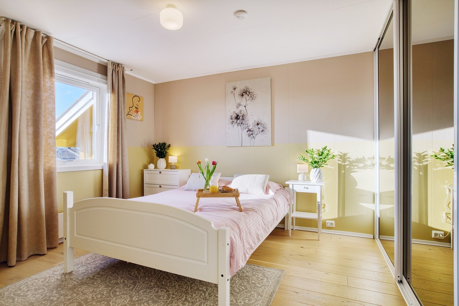 Romslig hovedsoverom med god plass til dobbeltseng og nattbord. Galleribilde