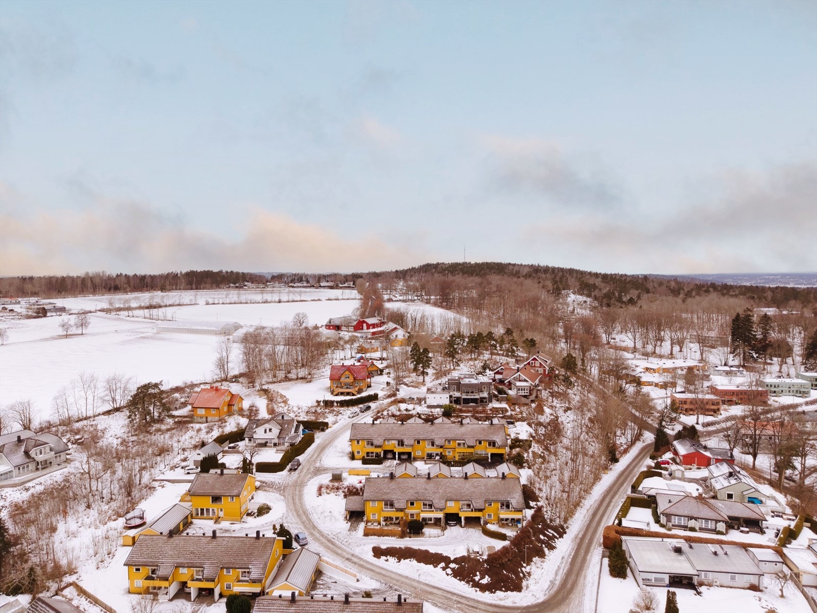 Attraktiv beliggenhet i rolig boligområde, med kort vei til skoler, barnehage og servicetilbud. Galleribilde