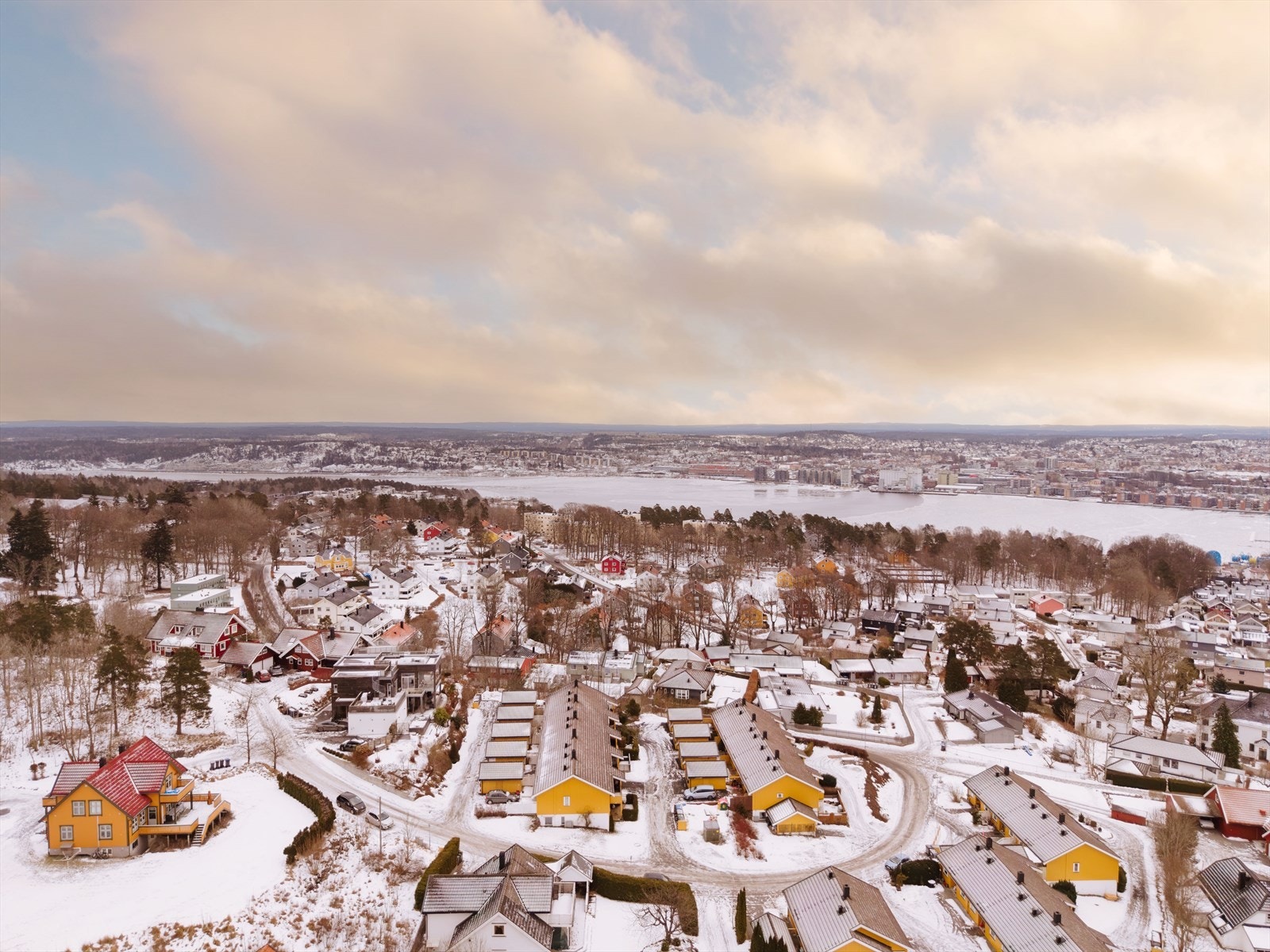 Leiligheten har umiddelbar nærhet til flotte turstier, friområder og kystlandskap på Jeløya. Galleribilde