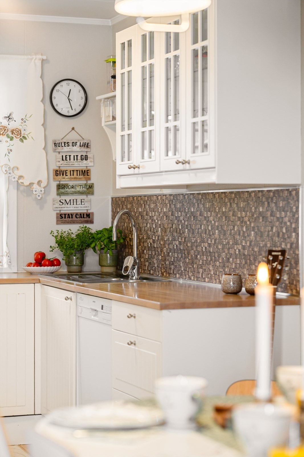 Funksjonelt kjøkken med profilerte fronter og benkeplate i heltre. Galleribilde