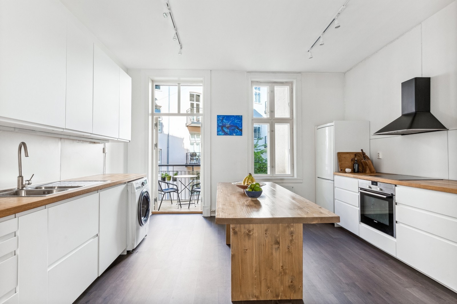 Moderne Kjøkken/oppholdsplass med utgang til balkong Galleribilde