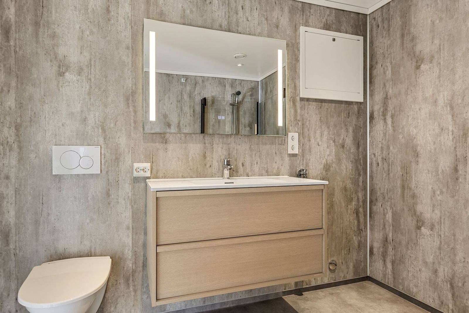 Badet holder en moderne og tidsriktig standard, og er praktisk tilrettelagt med opplegg for vaskemaskin. Galleribilde