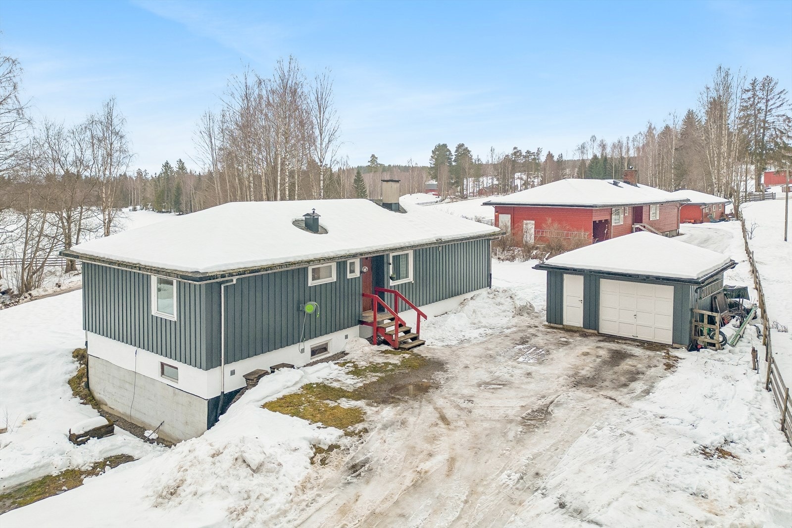 Eiendommen ligger i et rolig og barnevennlig område i Kylstad, med kort vei til naturen. Galleribilde