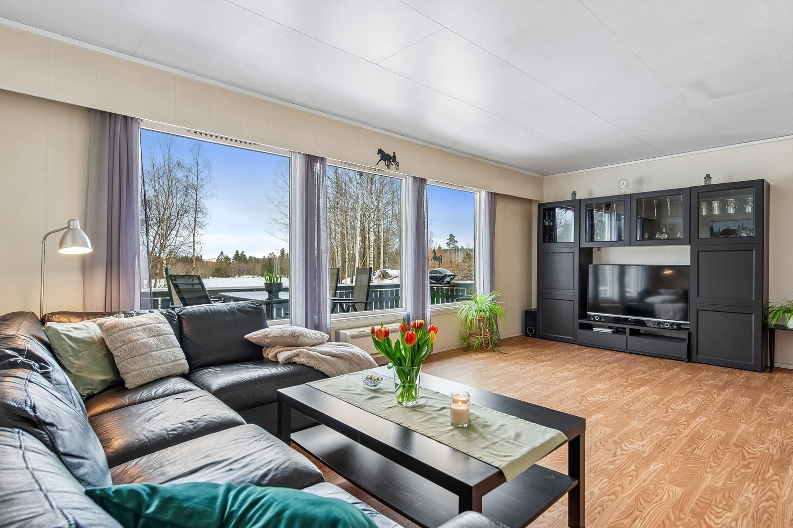 De store vindusflatene har 2- og 3-lags isolerglass fra byggeperioden. Galleribilde