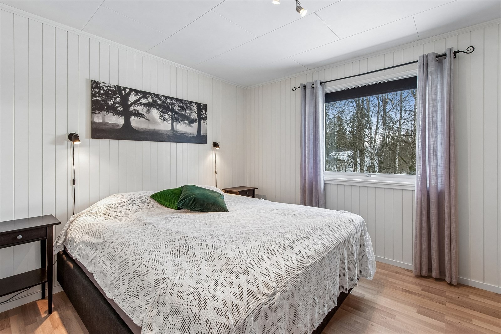 Hovedsoverommet har god plass til dobbeltseng og garderobeløsninger. Galleribilde